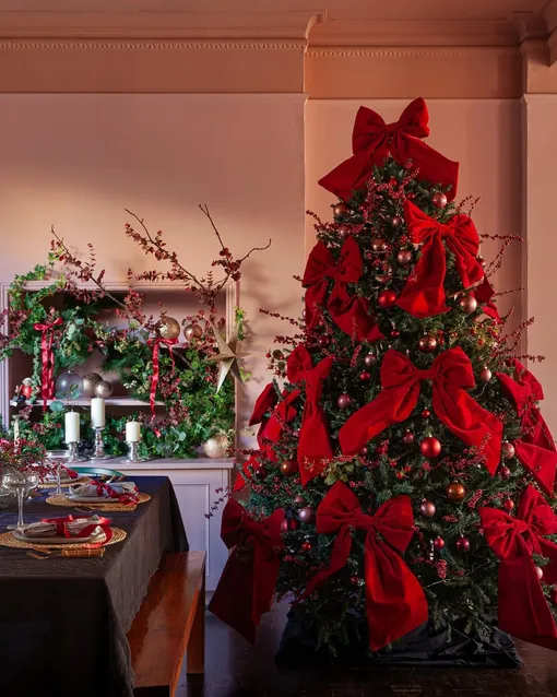 Тренд зимнего сезона 2026 — выразительные банты на елке, которые добавляют объема и торжества Тренд зимнего сезона 2026 — выразительные банты на елке, которые добавляют объема и торжества