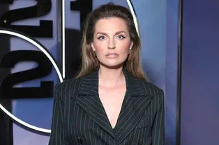 «Попробуйте повторить!» Саша Савельева красит губы с закрытыми глазами