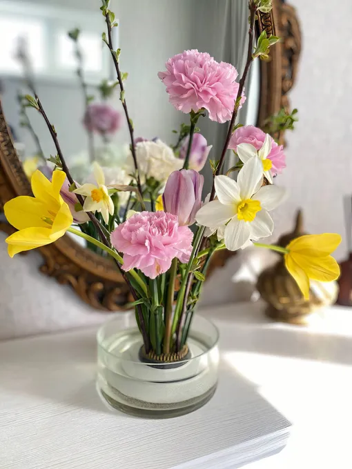 Не бойтесь экспериментировать с разными цветами, формами и размерами. Создавайте свои уникальные композиции и наслаждайтесь процессом! Создание цветочной композиции с помощью кэнзана — это увлекательное и творческое занятие. Следуя этой инструкции, вы сможете создать красивую и гармоничную композицию, которая станет украшением вашего дома или подарком для близких.