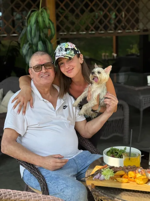 Ольга Бузова с отцом и Евой 8 июля 2025 года