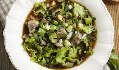 Перемешайте все ингредиенты. Следом добавить квас. Сметану смешайте с хреном, подавайте к окрошке.