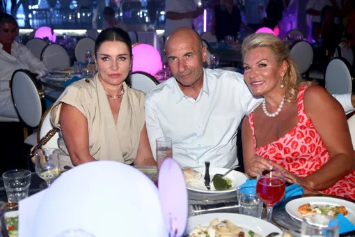 Игорь Крутой с женой Ольгой (слева) и сестрой Аллой (справа) Игорь Крутой с женой Ольгой (слева) и сестрой Аллой (справа)