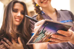 Родственники шлют друг другу одни и те же открытки уже 50 лет. Зачем?