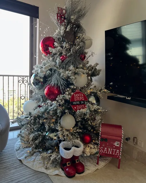 Красно-белая елка — стильный новогодний тренд 2026 года. Красно-белая елка — стильный новогодний тренд 2026 года.