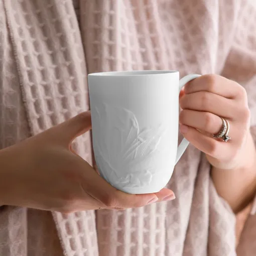 Чашка из тонкого фарфора с рельефным флоральным орнаментом.