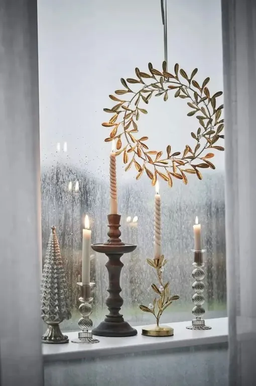 композиция из свечей на окнах