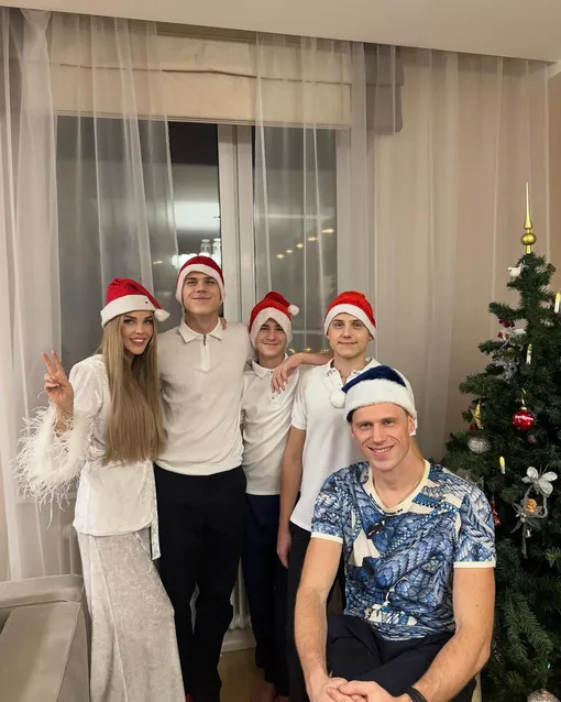 Мария и Павел Погребняк с сыновьями в Новый 2025 год