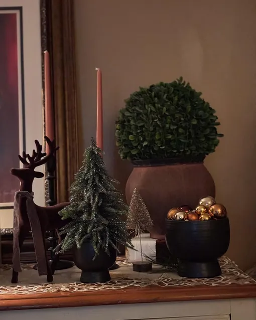 мини-елка на комоде в спальне мини-елка на комоде в спальне