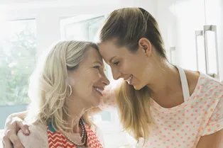 «Увидеть её пустую комнату». Как родителям пережить разлуку со взрослыми детьми?