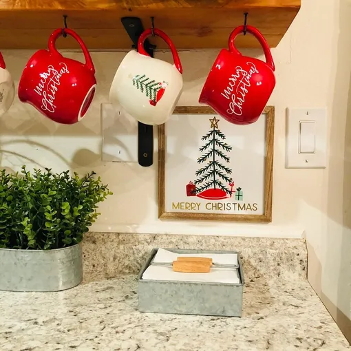 Огненная лошадь любит красный цвет, поэтому красные кружки помогут стильно украсить кухню к Новому году и принесут деньги и удачу в 2026 Огненная лошадь любит красный цвет, поэтому красные кружки помогут стильно украсить кухню к Новому году и принесут деньги и удачу в 2026