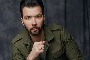 «Загораем!» Денис Клявер поделился осенней фотографией в плавках