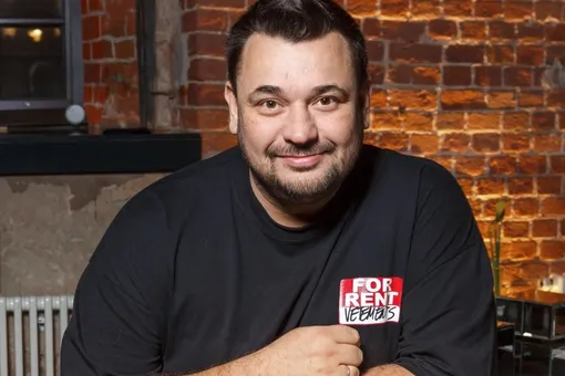 «Таких богатырей воспитала»: Сергей Жуков выложил фото с матерью и братом