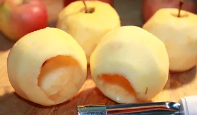 Яблоки (желательно одинакового размера) хорошо промыть, удалить семечки и очень аккуратно вынуть мякоть (ее не выбрасывать, она еще пригодится), оставив хвостики. Очистить от кожицы.