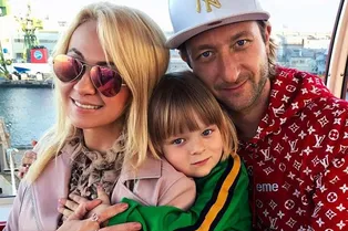 Девять чемоданов подарков: сын Плющенко вернулся из Японии Девять чемоданов подарков: сын Плющенко вернулся из Японии