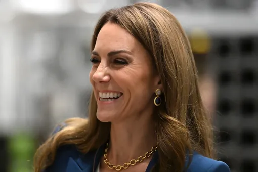 Светло-серый костюм и каблуки-«убийцы»: как Кейт Миддлтон выполнила мёртвую петлю на авиабазе Светло-серый костюм и каблуки-«убийцы»: как Кейт Миддлтон выполнила мёртвую петлю на авиабазе