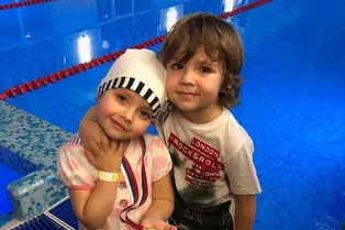 «Зимние забавы»: Максим Галкин показал веселое катание Лизы и Гарри на санках