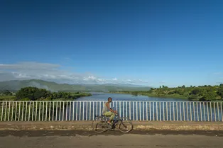 Африканец придумал, как осветить всю деревню с помощью реки и велосипеда Африканец придумал, как осветить всю деревню с помощью реки и велосипеда