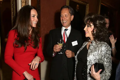 «Видение в красном»: как Джоан Коллинз нарушила протокол при встрече с Кейт Миддлтон «Видение в красном»: как Джоан Коллинз нарушила протокол при встрече с Кейт Миддлтон