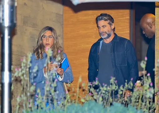 Дженнифер Энистон и Джим Кёртис Дженнифер Энистон и Джим Кёртис