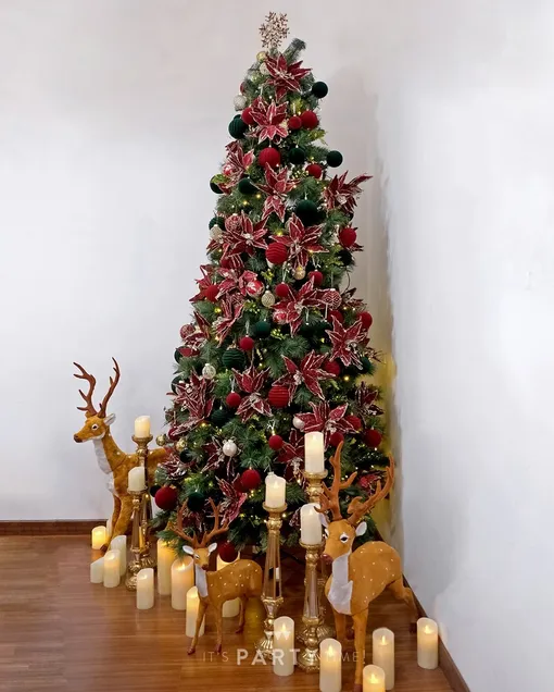 Цветочный декор на новгодней елке стильно смотрится в год Огненной Лошади, усиливая праздничную атмосферу. Цветочный декор на новгодней елке стильно смотрится в год Огненной Лошади, усиливая праздничную атмосферу.