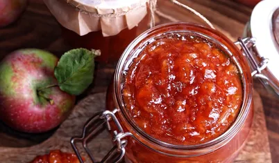 Вот такая красота получается из яблок, сахара и уксуса. Предвосхищая вопросы - готовый мармелад совершенно не пахнет уксусом и нет даже никакого намека на него. А по структуре - восхитительный! Его можно перетереть через сито (горячим), тогда у вас получится густое яблочное повидло