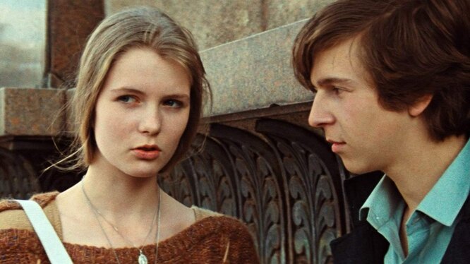 Nudistlar oilasi hovuzda tomosha qilmoqda