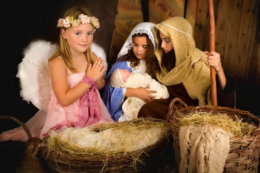 Двухлетняя девочка похитила младенца Иисуса прямо во время выступления Двухлетняя девочка похитила младенца Иисуса прямо во время выступления