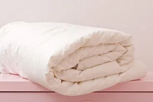 3 способа постирать одеяло, которое не входит в машинку, и ещё один, о котором вы точно пожалеете