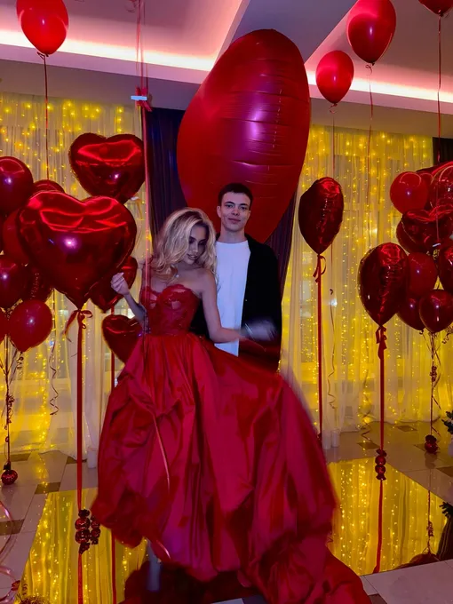 Иван Григорьев-Апполонов со своей девушкой Марией Марковой на дне рождения в декабре 2024 года