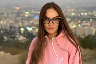 «Три ноги?» Фоторедактор Алены Водонаевой забыл убрать со снимка лишнее колено «Три ноги?» Фоторедактор Алены Водонаевой забыл убрать со снимка лишнее колено