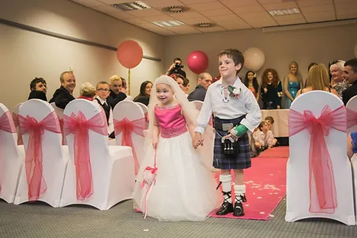 Смертельно больная 5-летняя девочка «вышла замуж» за лучшего друга Смертельно больная 5-летняя девочка «вышла замуж» за лучшего друга