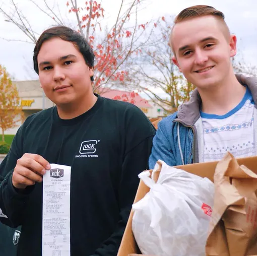 Крис и Диллон приобрели еду для бездомных Крис и Диллон приобрели еду для бездомных