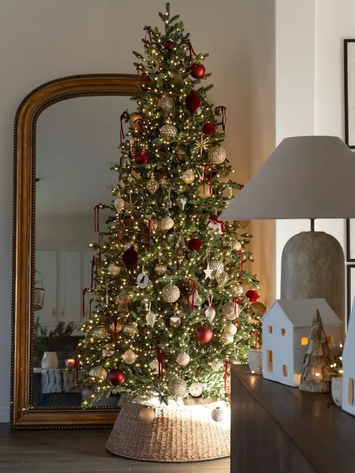 Красная с золотом ёлка — тренд 2026 года. Красная с золотом ёлка — тренд 2026 года.