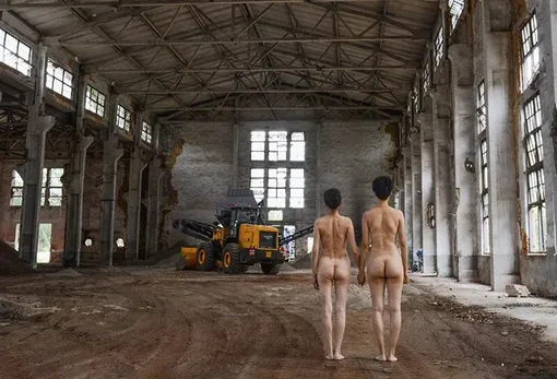 Женщина, нагота, заброшенное здание Женщина, нагота, заброшенное здание