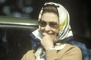 Как и с чем носить шёлковый платок? Учимся на примере королевы Елизаветы