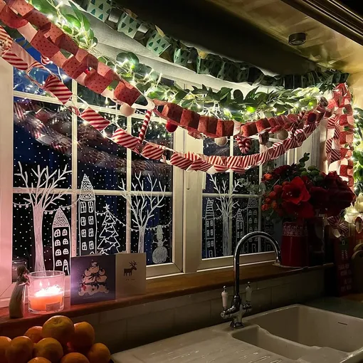 Украшения для Нового года, сделанные своими руками, безусловно, придадут дому уюта и тепла, но ими лучше не злоупотреблять, советует дизайнер.