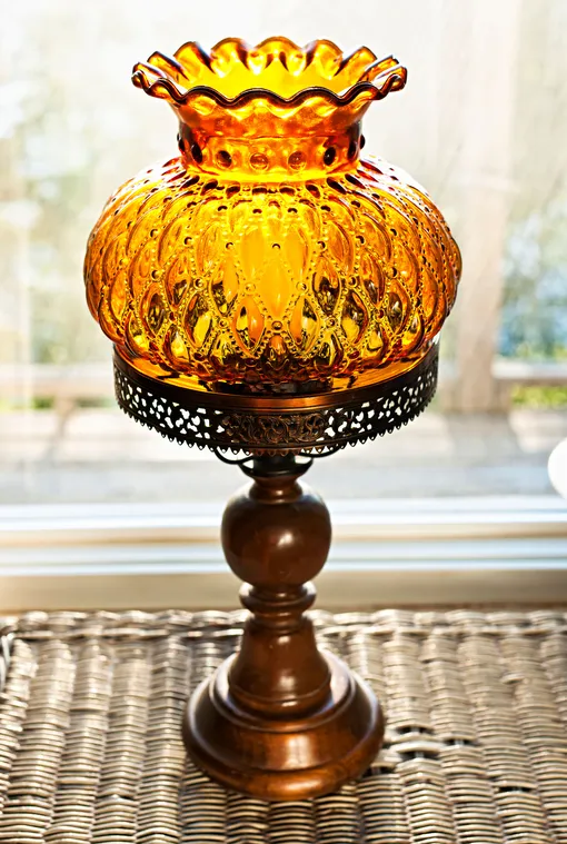 Настольная лампа с янтарным стеклом