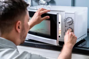 Директор поймал сотрудника, который готовил еду в офисе. Но когда узнал причину — не мог сдержать слез Директор поймал сотрудника, который готовил еду в офисе. Но когда узнал причину — не мог сдержать слез