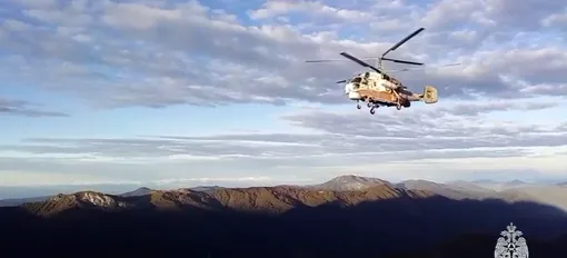 Спасатели и медик прибыли на борту вертолёта Ка-32 МЧС России Спасатели и медик прибыли на борту вертолёта Ка-32 МЧС России