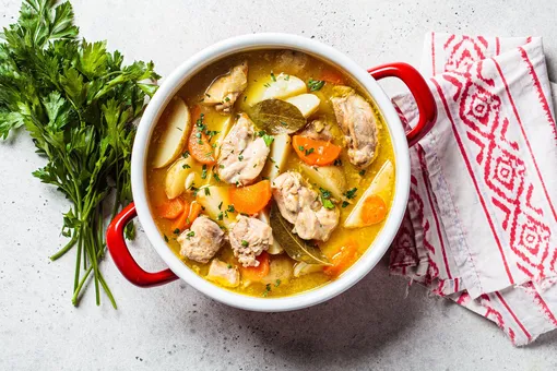 Курица, тушенная с овощами, — для тех, кто любит быстро и просто Курица, тушенная с овощами, — для тех, кто любит быстро и просто