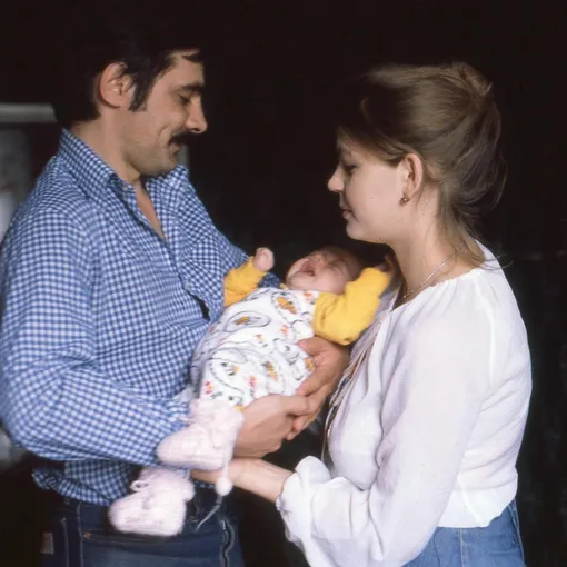 Александр Панкратов-Чёрный и Юлия Монахова с сыном Владимиром в 1980 году