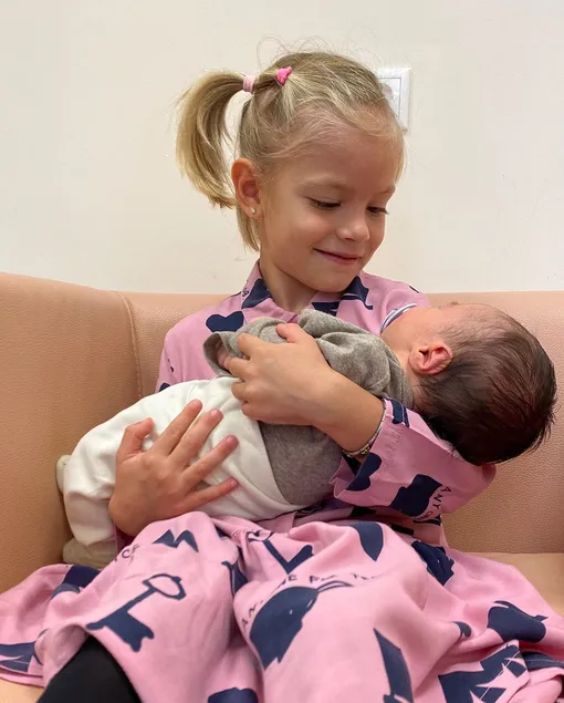 Алиса Юнусова с новорожденным братом