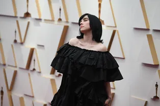 Каким нервным заболеванием страдает Билли Айлиш, что не мешает ей быть звездой?