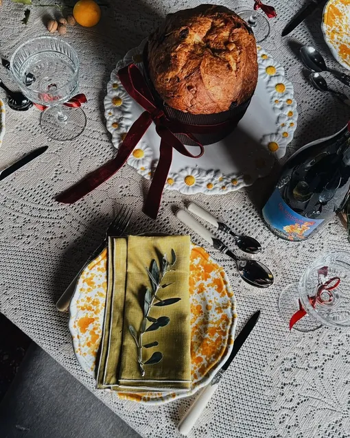 На новогоднем столе будет неуместно смотрется посуда в цветочек, лучше заменить ее на сервиз спокойных тонов, советует дизайнер.