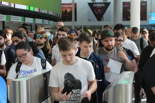 Люди часами ждут на полу, багаж грузят вручную: с чем столкнулись пассажиры «Аэрофлота» после атаки хакеров Люди часами ждут на полу, багаж грузят вручную: с чем столкнулись пассажиры «Аэрофлота» после атаки хакеров