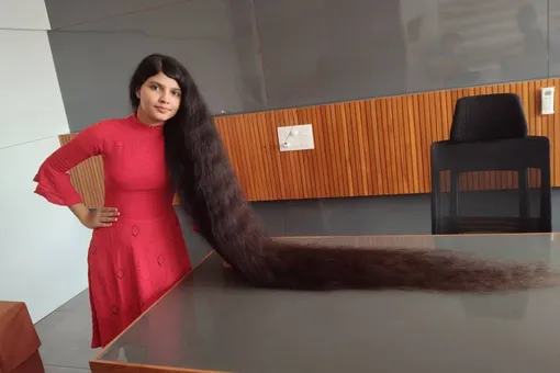 Рекордсменка Книги Гиннесса отрезала двухметровую косу. Причина трогает до слез Рекордсменка Книги Гиннесса отрезала двухметровую косу. Причина трогает до слез