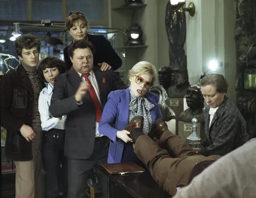 Вячеслав Невинный (в бордовом галстуке) в фильме Эльдара Рязанова «Гараж» Вячеслав Невинный (в бордовом галстуке) в фильме Эльдара Рязанова «Гараж»