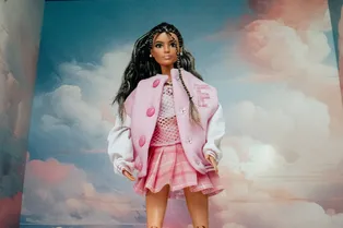 Бренды начали выпускать капсульные коллекции одежды к выходу фильма «Барби»