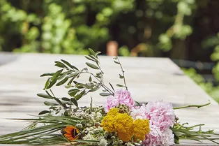 Каждое утро девушка находила на крыльце цветы. Она удивилась, узнав поклонника