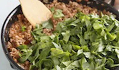 Добавьте шпинат к фаршу, перемешайте. Через минуту снимите с огня. Посолите и поперчите. Добавьте шпинат к фаршу, перемешайте. Через минуту снимите с огня. Посолите и поперчите.